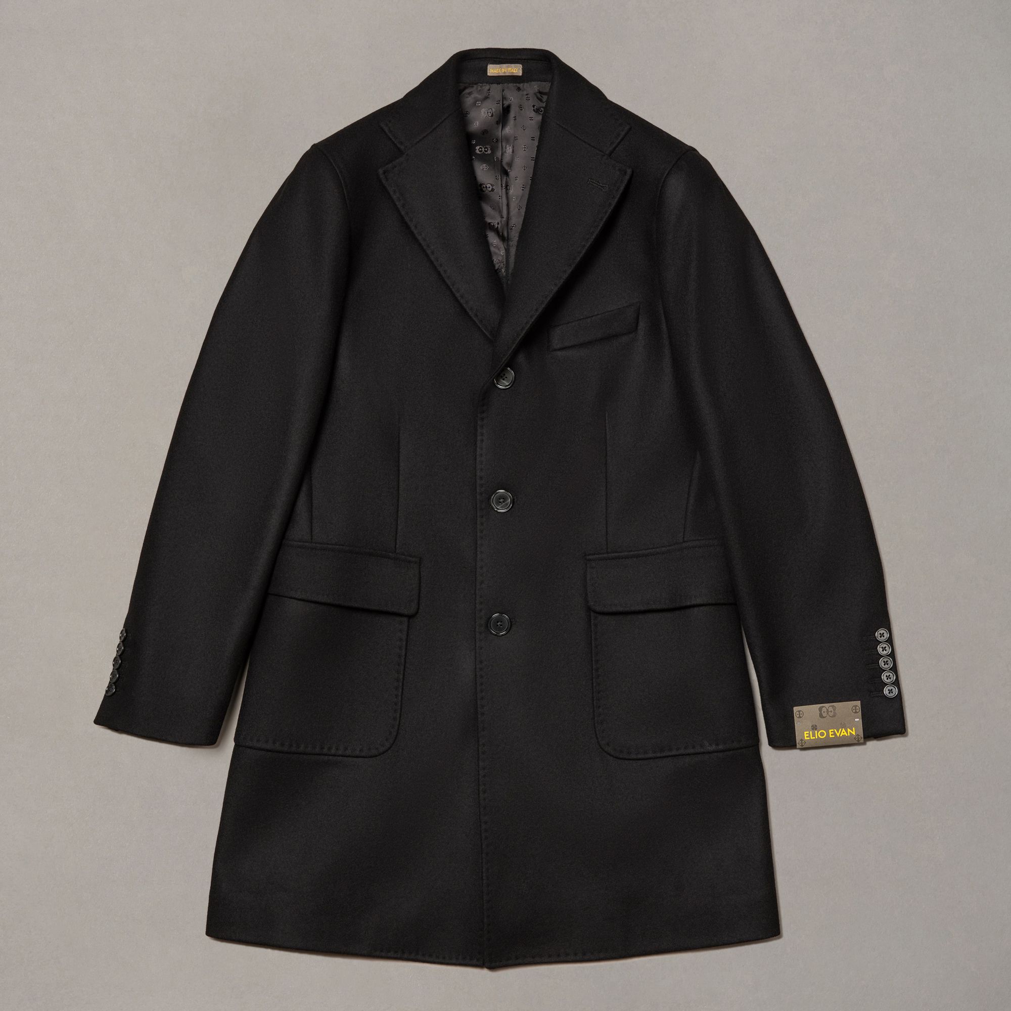 Cappotto nero in misto lana di Elio Evan — monopetto con spalla naturale