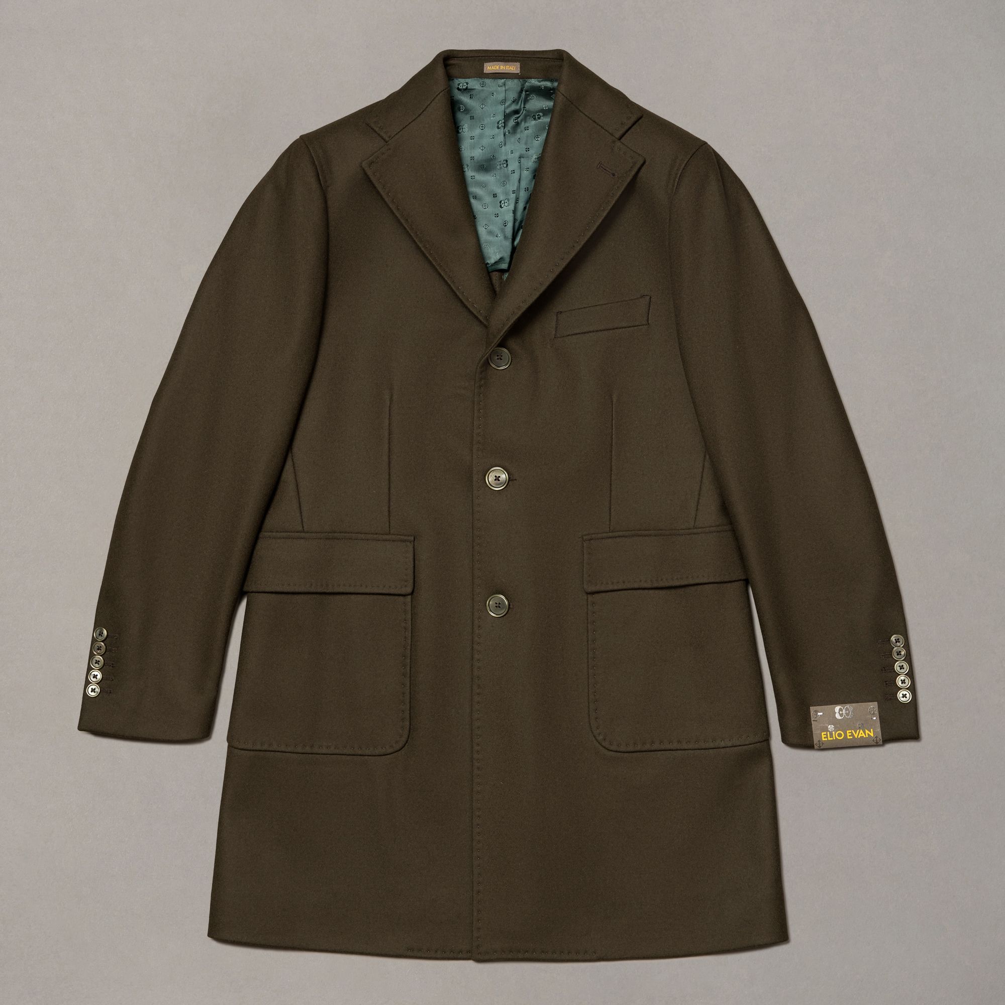 Cappotto verde in misto lana di Elio Evan — monopetto con spalla naturale e linea frontale pulita
