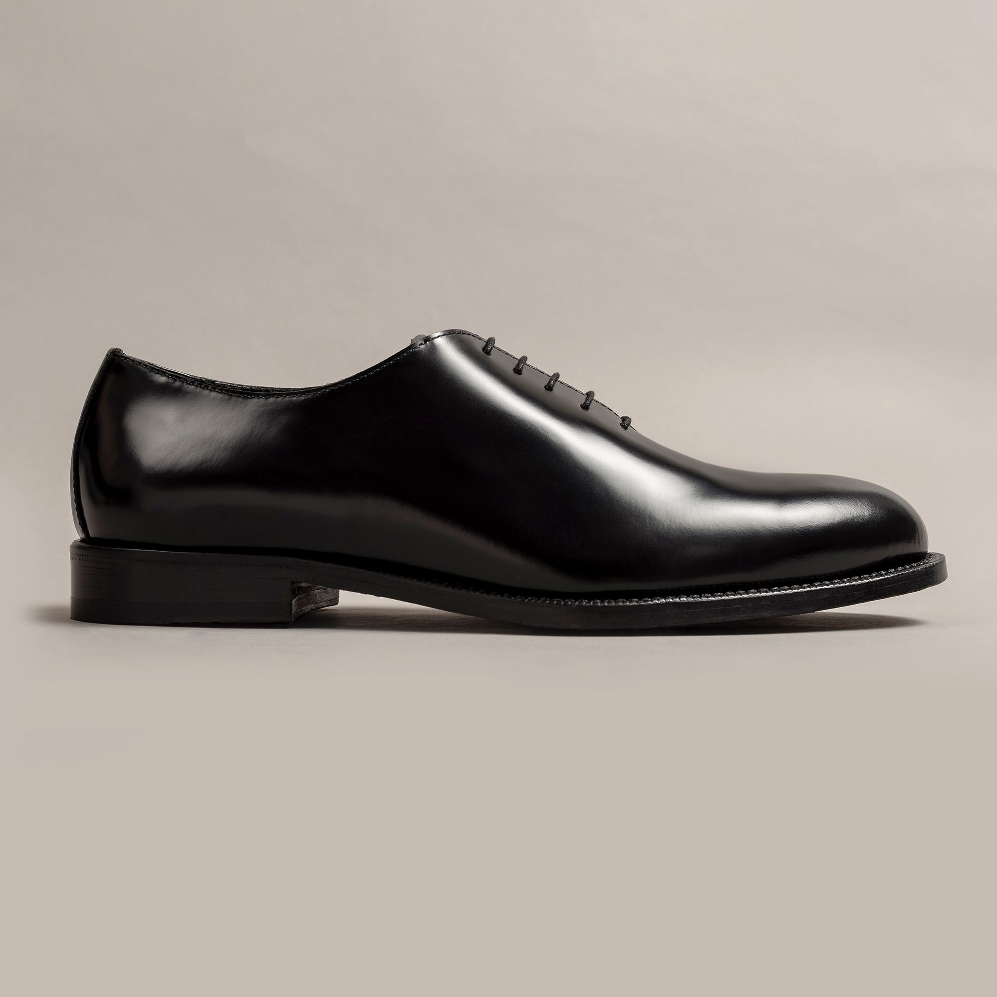 Scarpe Oxford in vera pelle nera con linea pulita e impostazione formale. Premium menswear firmato Elio Evan.