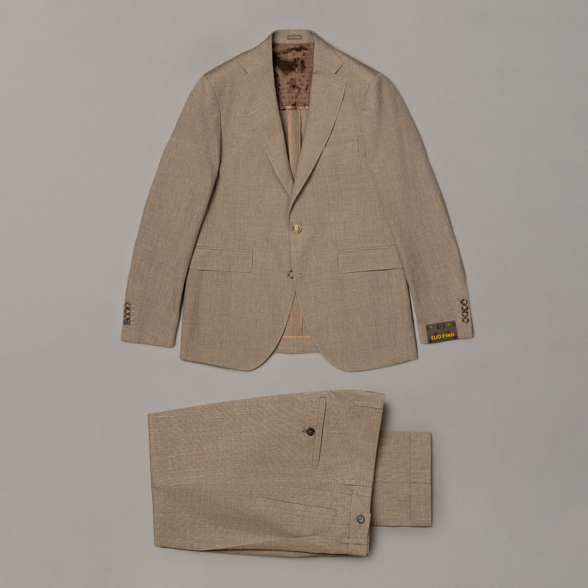 Abito beige a righe in lino, lana e seta con costruzione sfoderata. Premium menswear di taglio italiano firmato Elio Eva