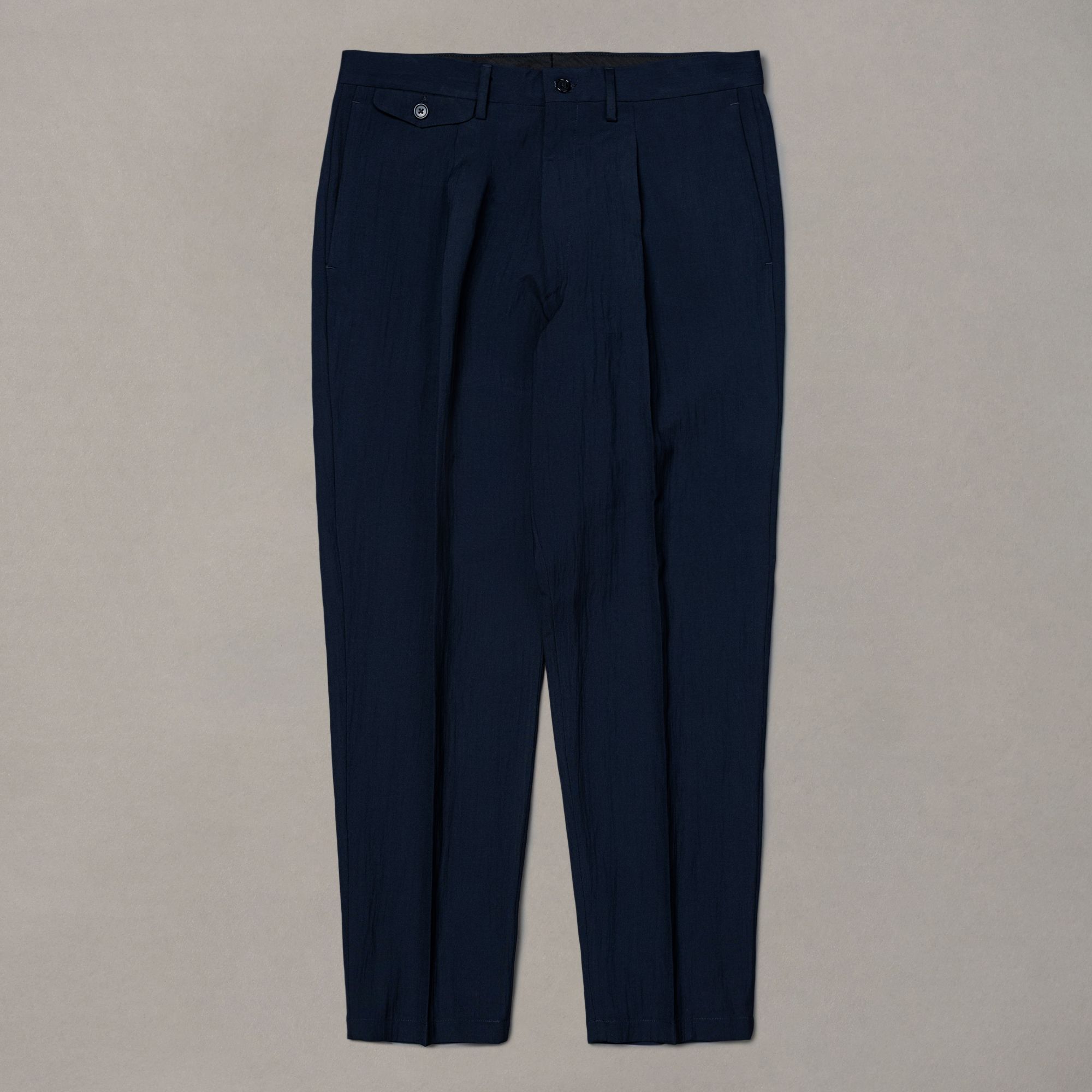Pantalone blu in misto lana di Elio Evan — vestibilità relaxed e linea pulita