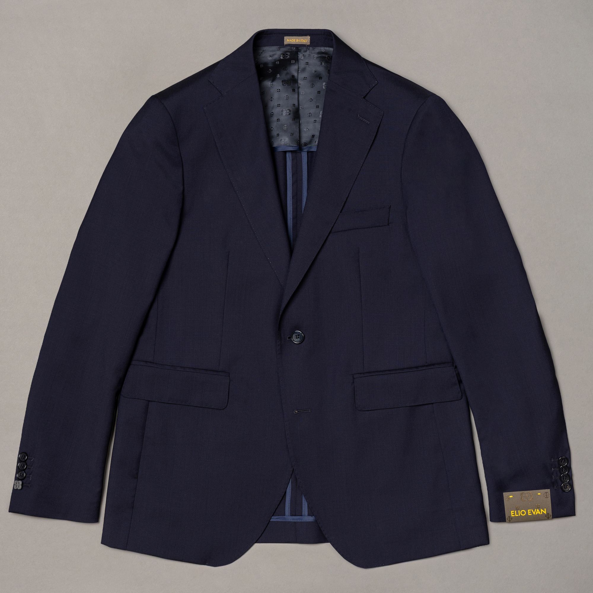 Giacca monopetto in pura lana blu navy. Rever classico, tasche con patta e linea pulita sul corpo, con un peso leggero c