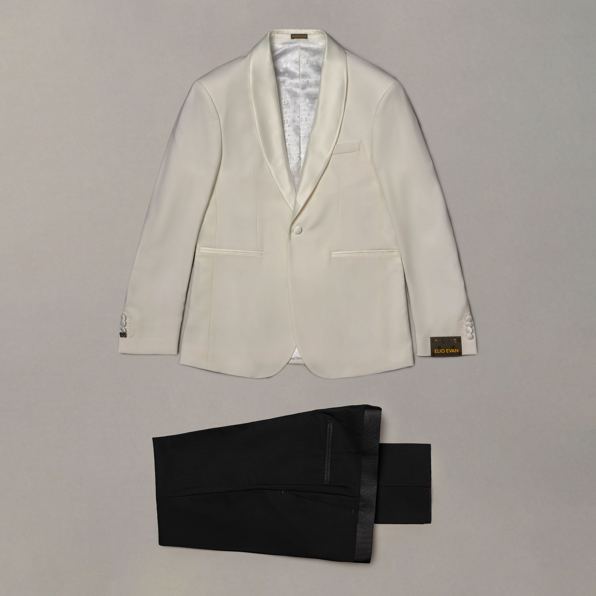 Smoking avorio in lana vergine elasticizzata con dettagli in raso. Premium menswear da cerimonia, made in Italy secondo