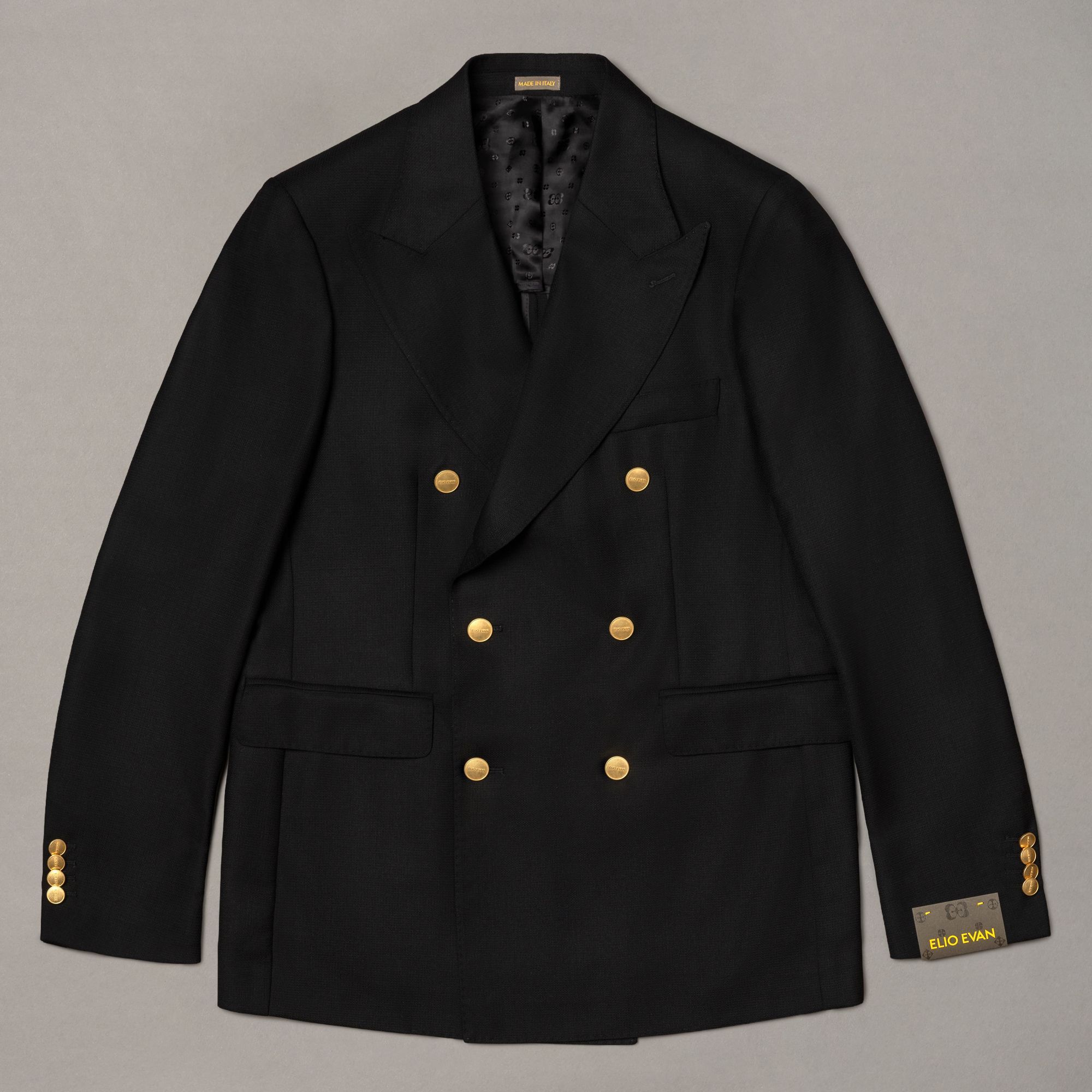 Giacca doppiopetto in lana vergine nera, tailored fit e Made in Italy. Linea precisa e presenza composta firmate Elio Ev