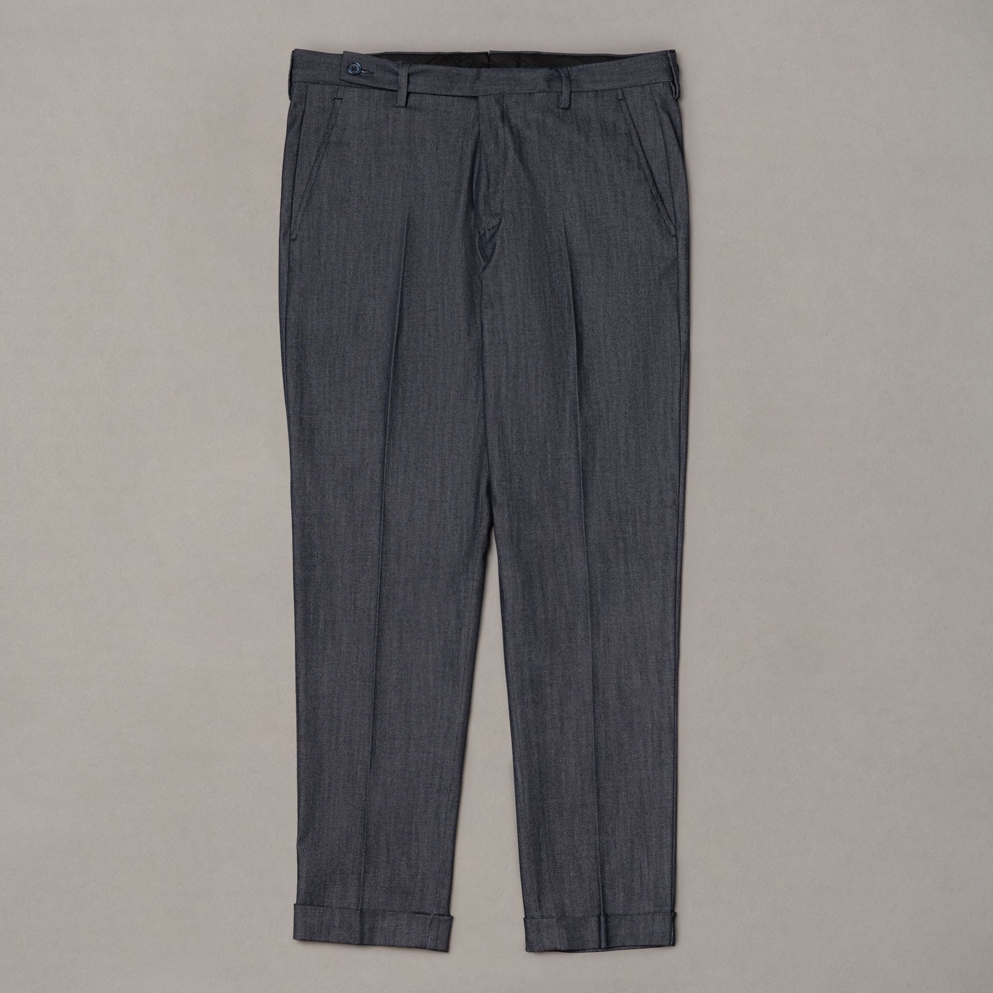 Pantalone blu in tessuto giapponese con composizione in lyocell, poliestere, cotone ed elastan. Mano morbida, superficie