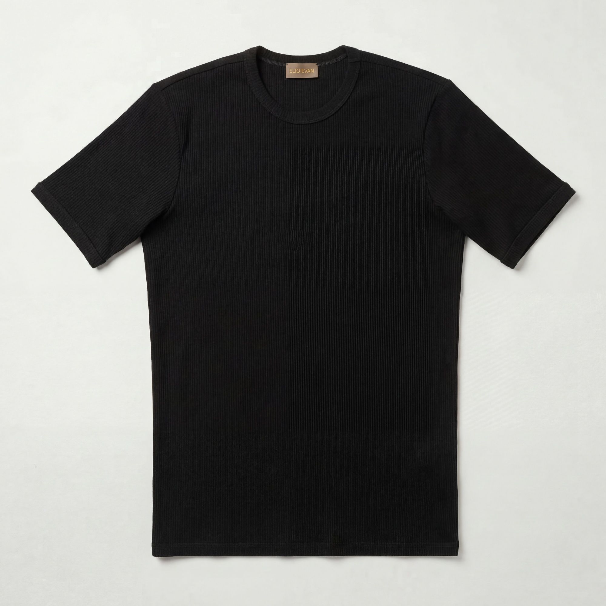 T-shirt nera in cotone elasticizzato con motivo a righe. Comfort quotidiano, vestibilità piacevole e qualità firmata TAI