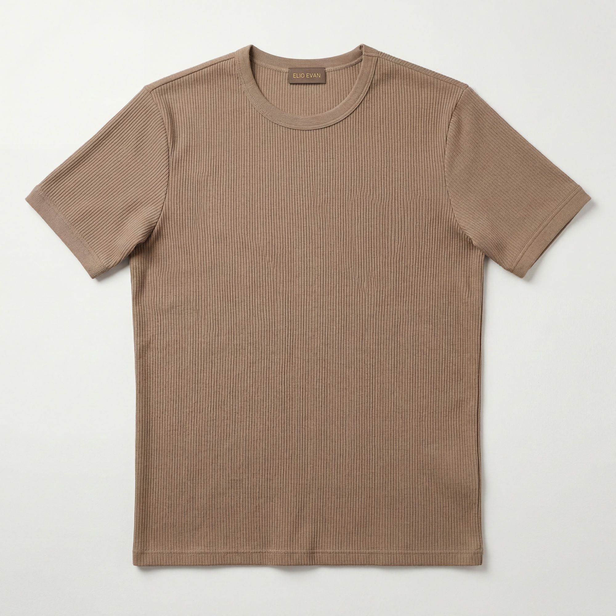 T-shirt rigata beige in cotone elasticizzato con vestibilità regolare e bordi a costine. Premium menswear con sensibilit
