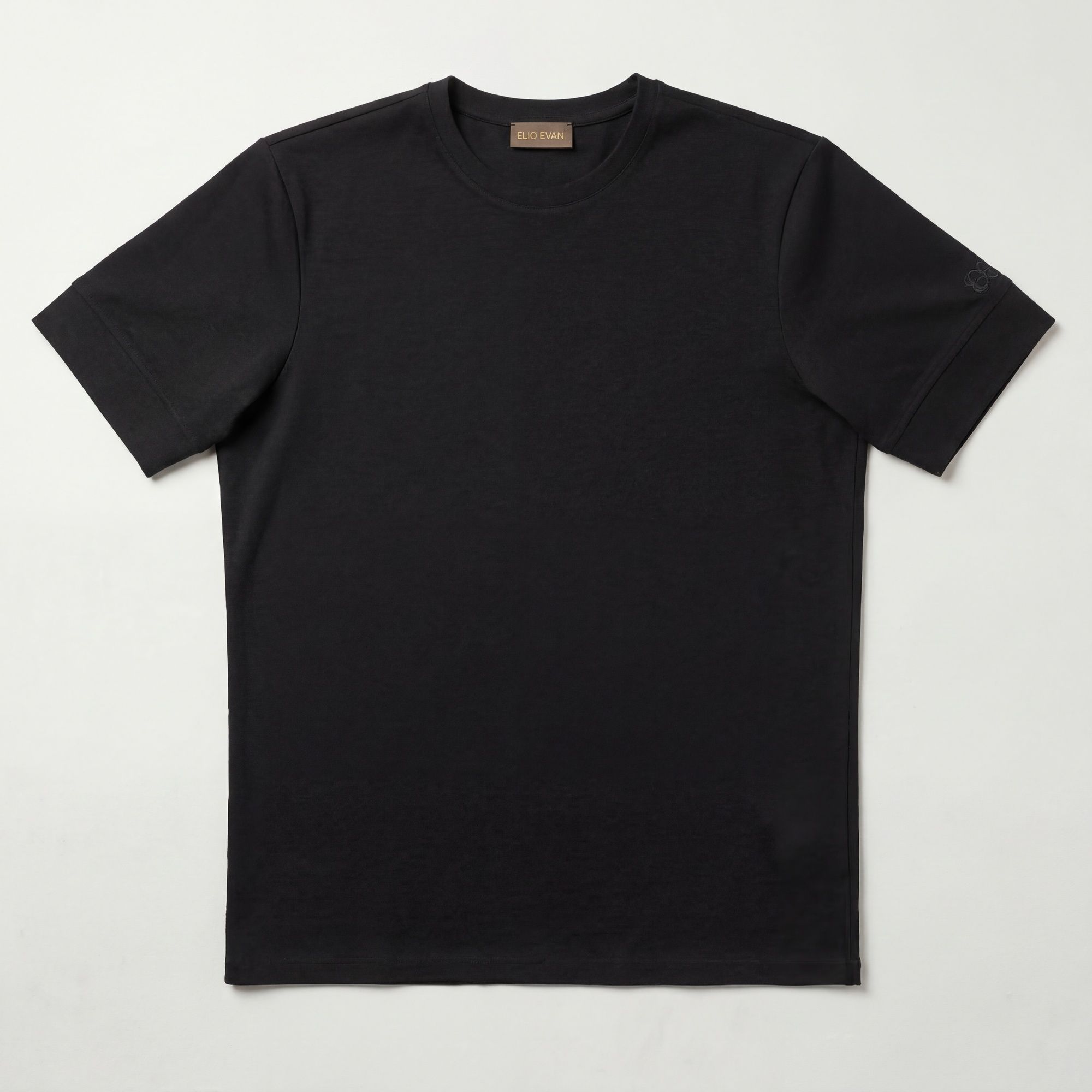 T-shirt nera in 100% cotone, confortevole e versatile. Un essenziale di qualità firmato TAILOR Italian Wear per il guard