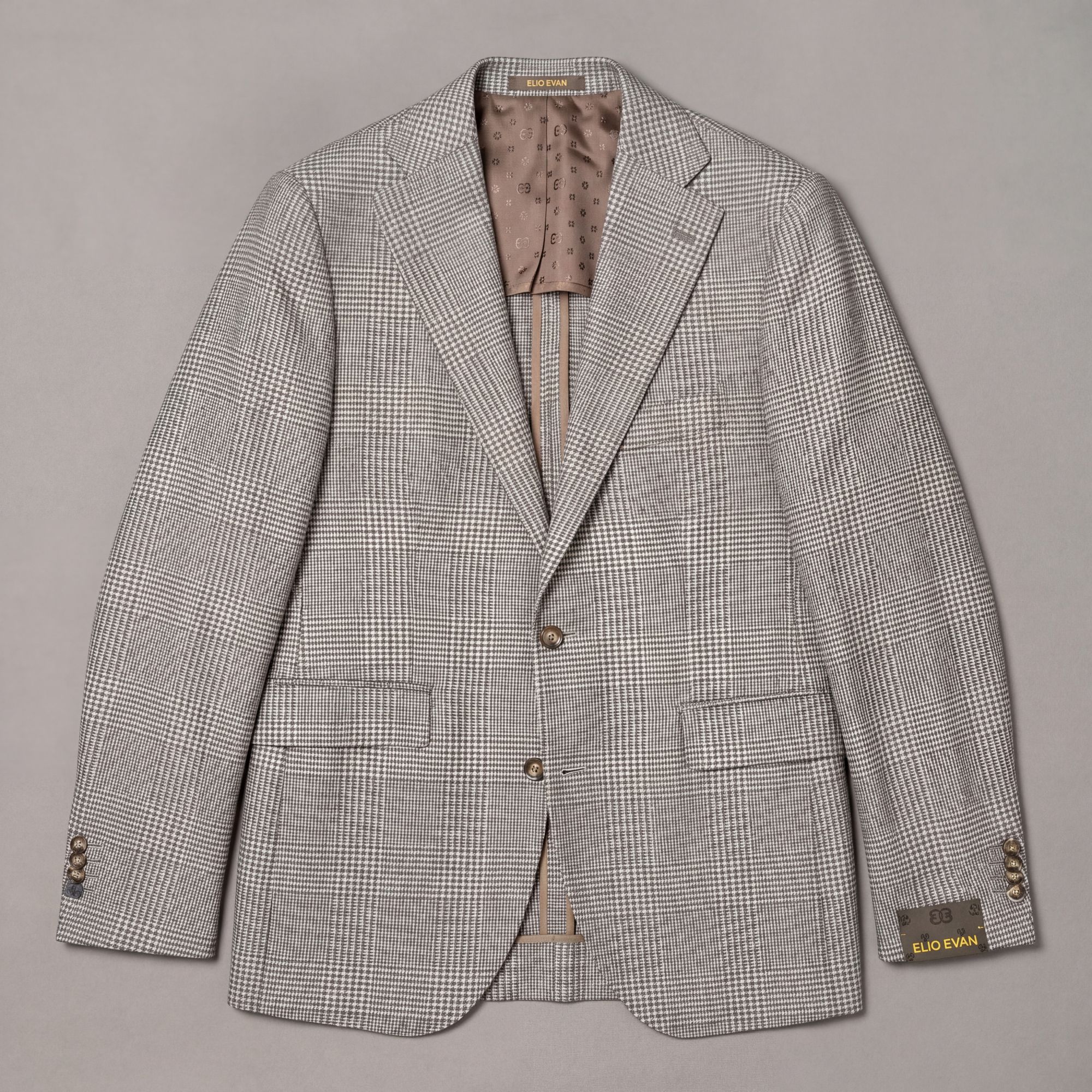 Giacca beige in Lana Elasticizzata con motivo spigato e costruzione in maglia. La mano è morbida, con una linea pulita e
