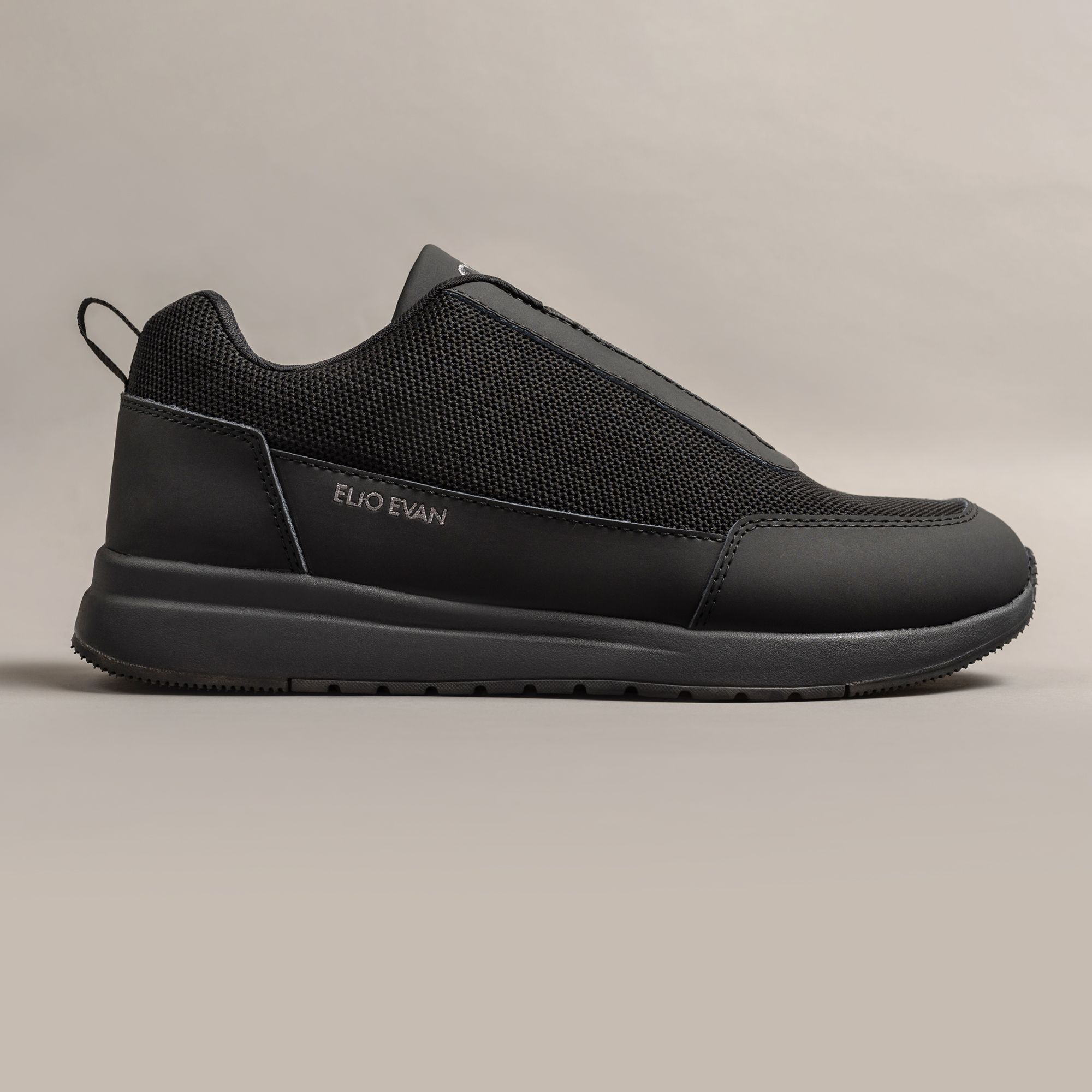 Sneakers nere in pelle e mesh con intersuola EVA e suola in gomma. Comfort leggero e qualità affidabile da TAILOR Italia