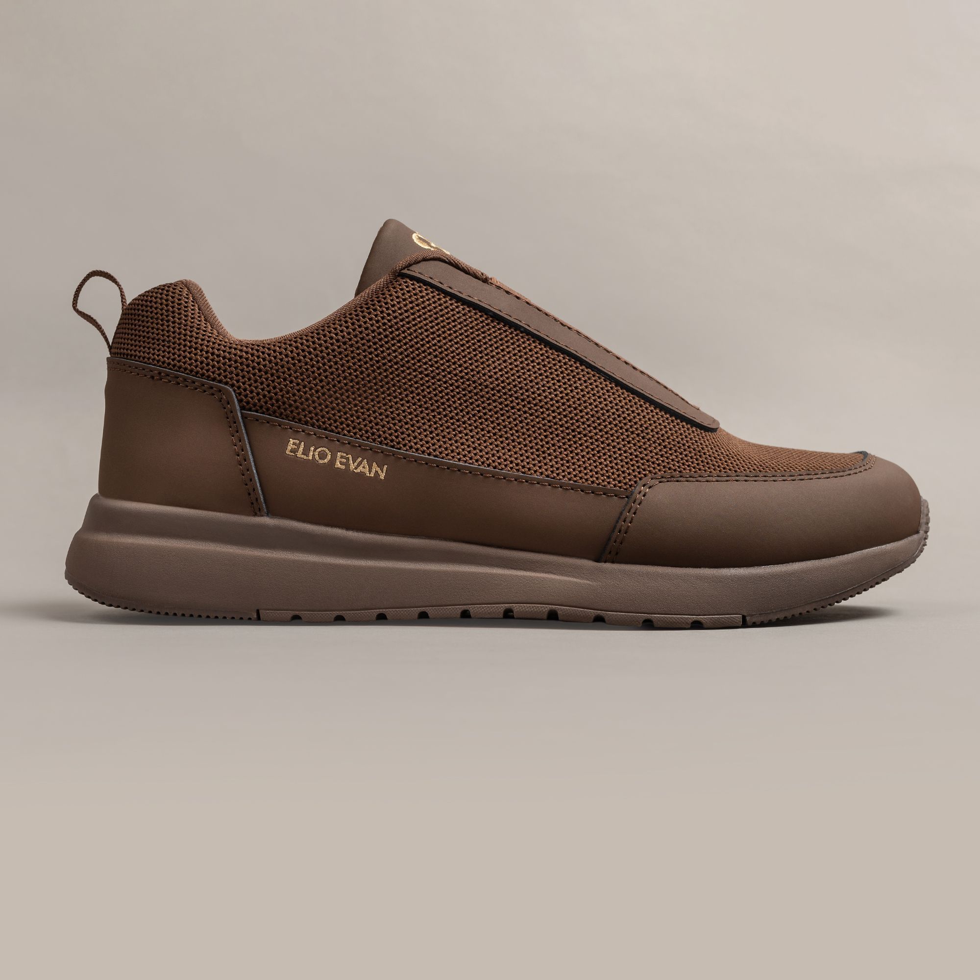 Trainer marrone in pelle e mesh di Elio Evan con strap a velcro e pannello laterale testurizzato