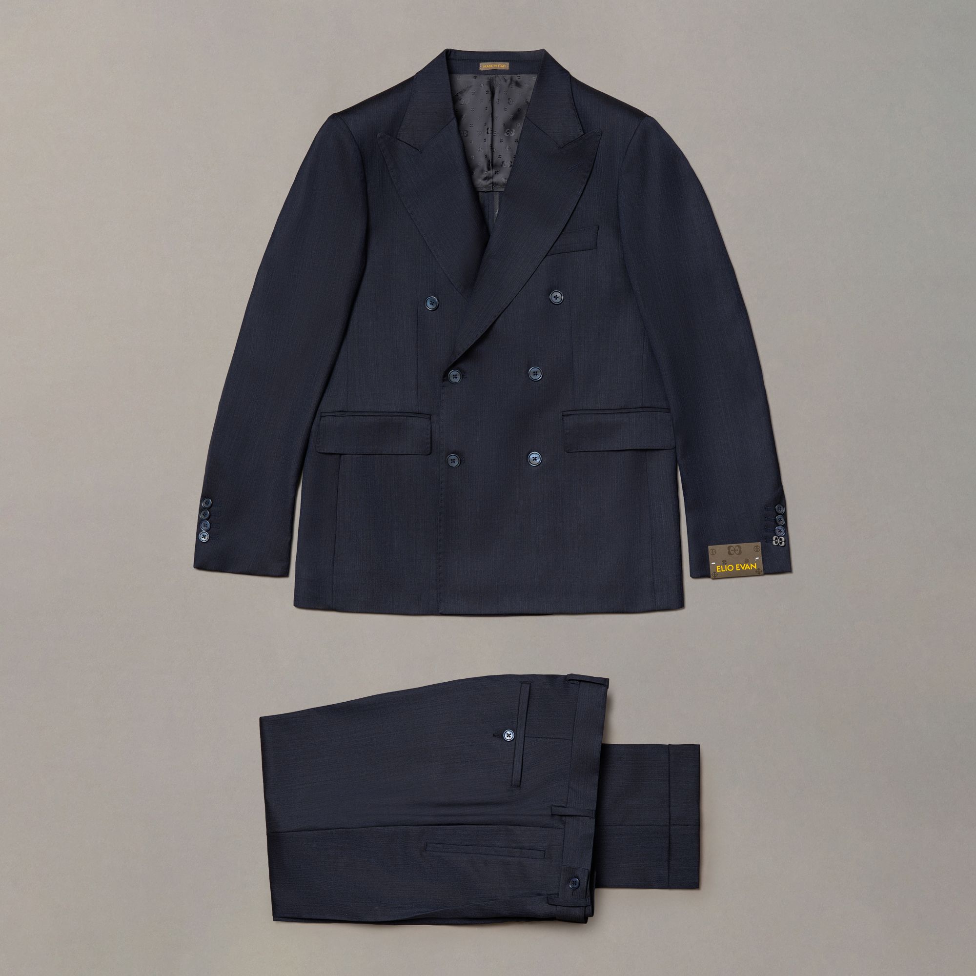 Abito blu in lana di Elio Evan con giacca doppiopetto e silhouette sartoriale