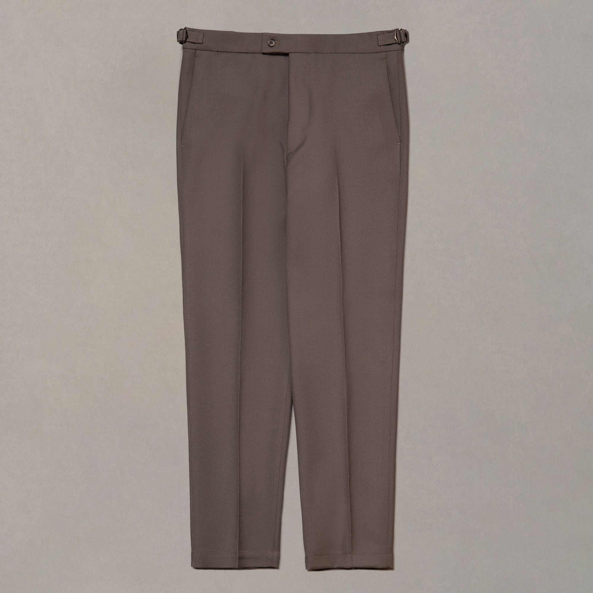 Pantalone marrone in lana di Elio Evan, con linea pulita e caduta continua lungo la gamba