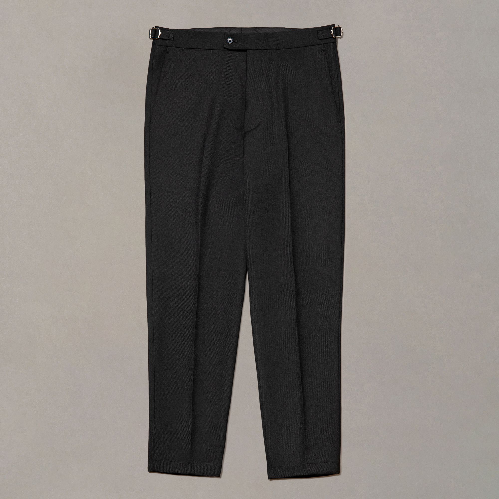 Pantalone nero in lana di Elio Evan con linea pulita e caduta continua lungo la gamba
