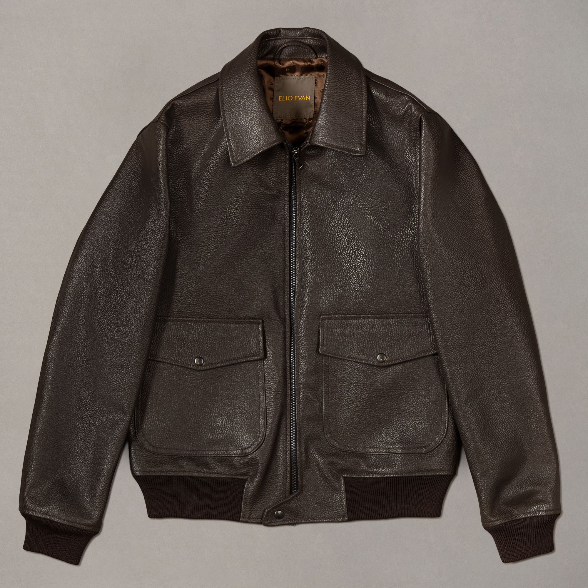 Bomber marrone in vera pelle di Elio Evan con silhouette strutturata e spalla naturale