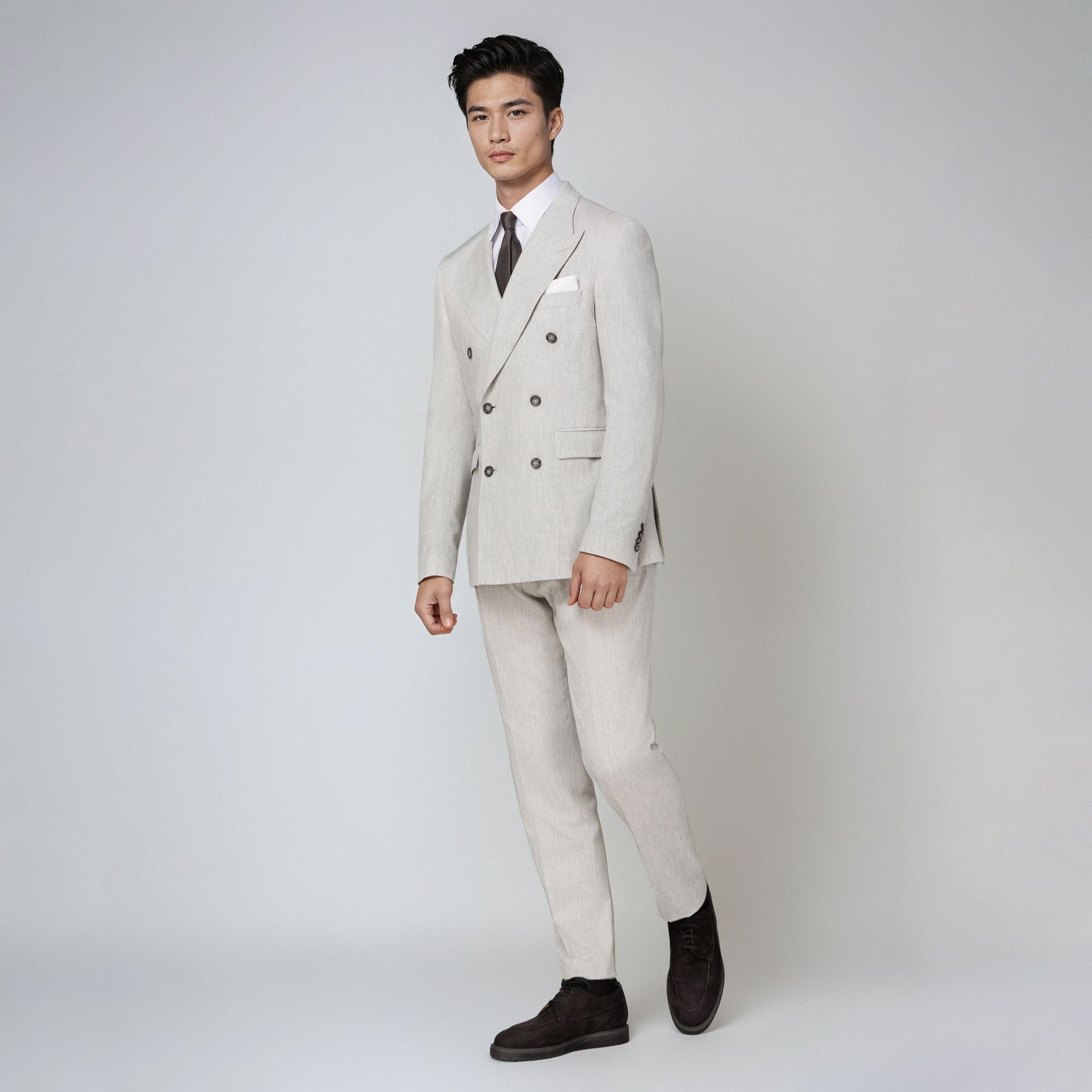 Look uomo con abito doppiopetto off-white e mocassini neri firmato Elio Evan