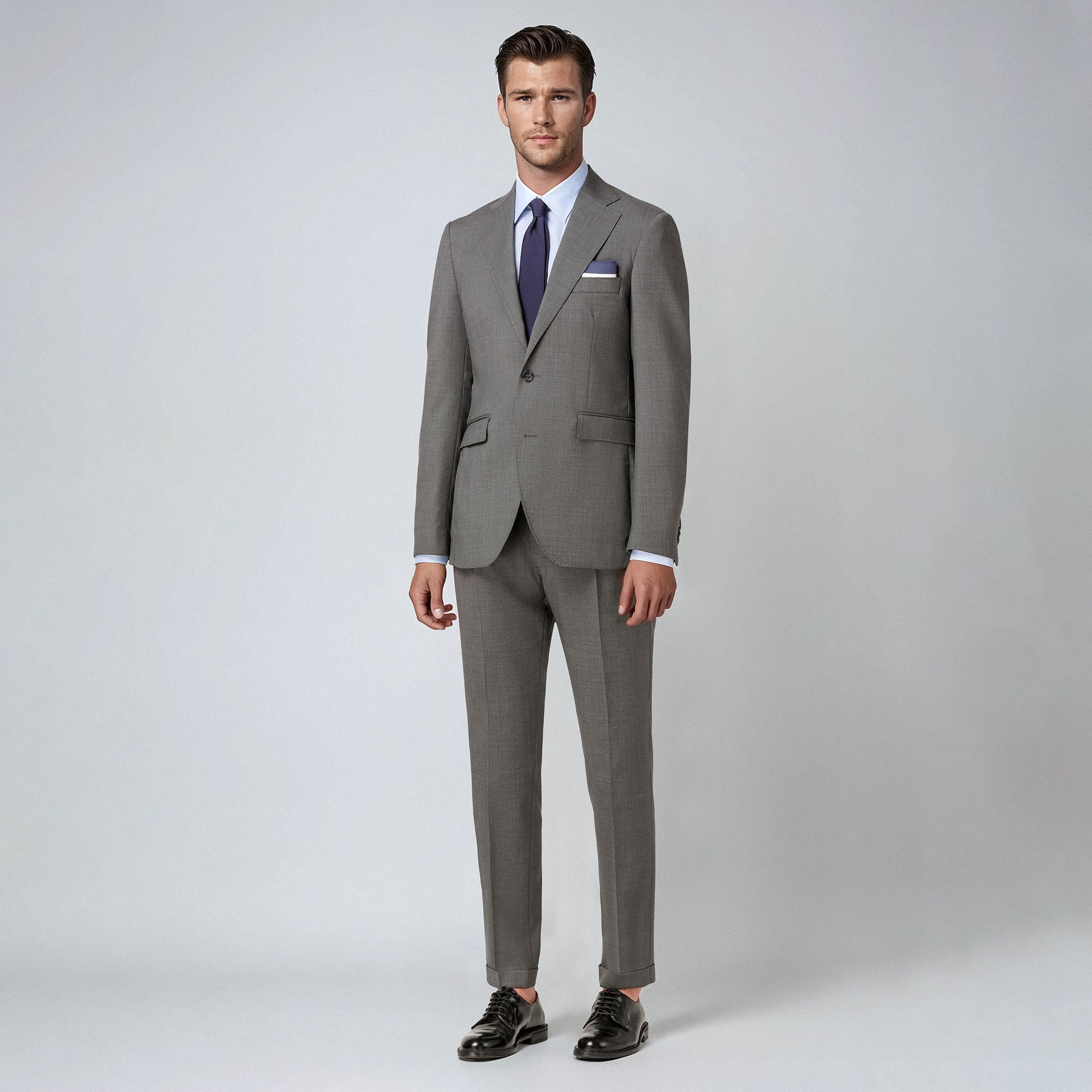Abito spezzato in lana fresco bistretch, antipiega e traspirante. Perfetto per un look business sofisticato e confortevole. Made in Italy.
