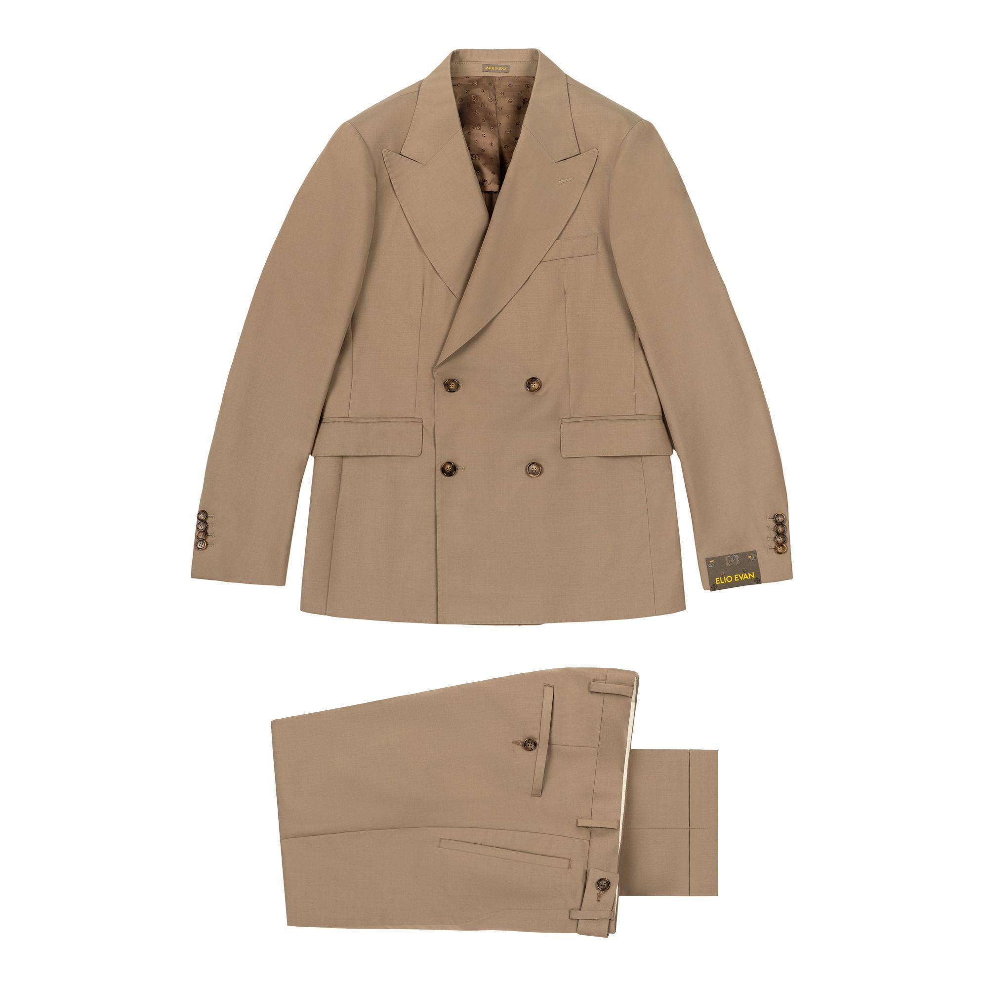 Abito uomo doppiopetto beige tan in lana cotone gabardine con pince. Made in Italy.