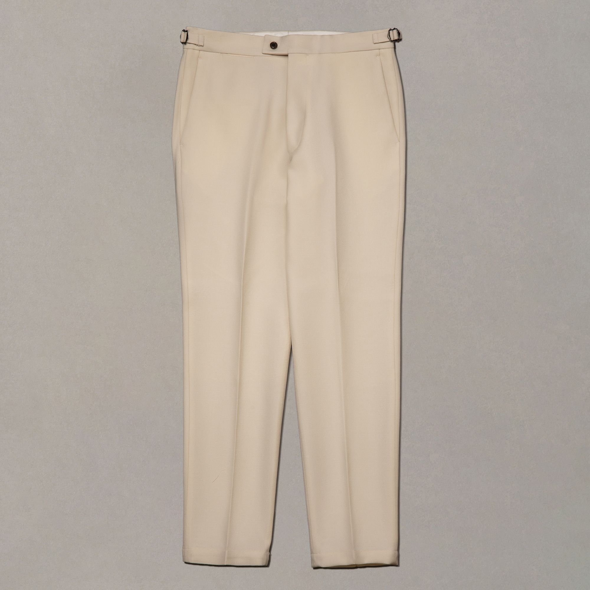 Pantalone bianco in lana di Elio Evan, con linea pulita e caduta continua lungo la gamba