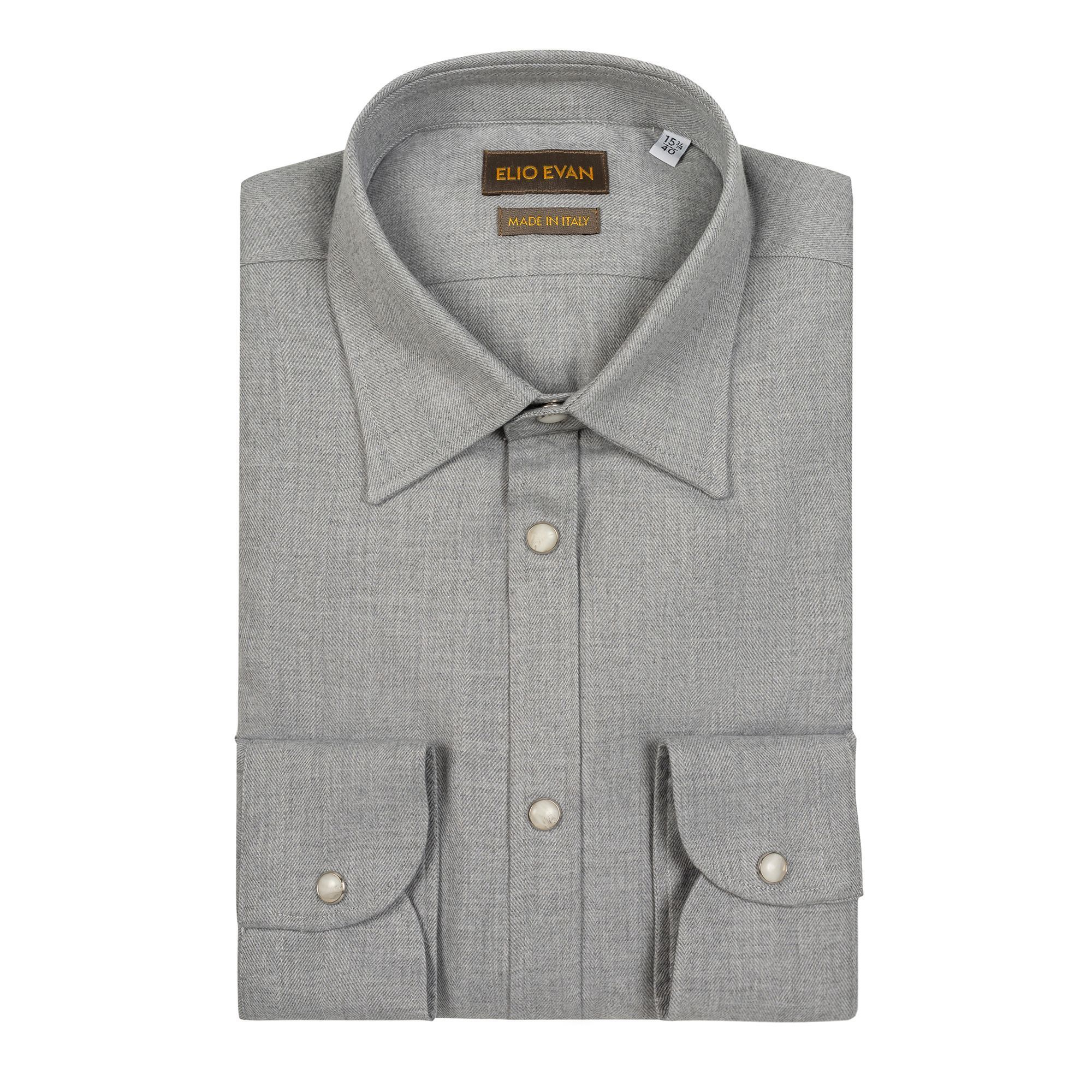 Camicia uomo Elio Evan in flanella a spina di pesce grigio chiaro in cotone e lyocell con collo italiano Ralph e bottoni a pressione.