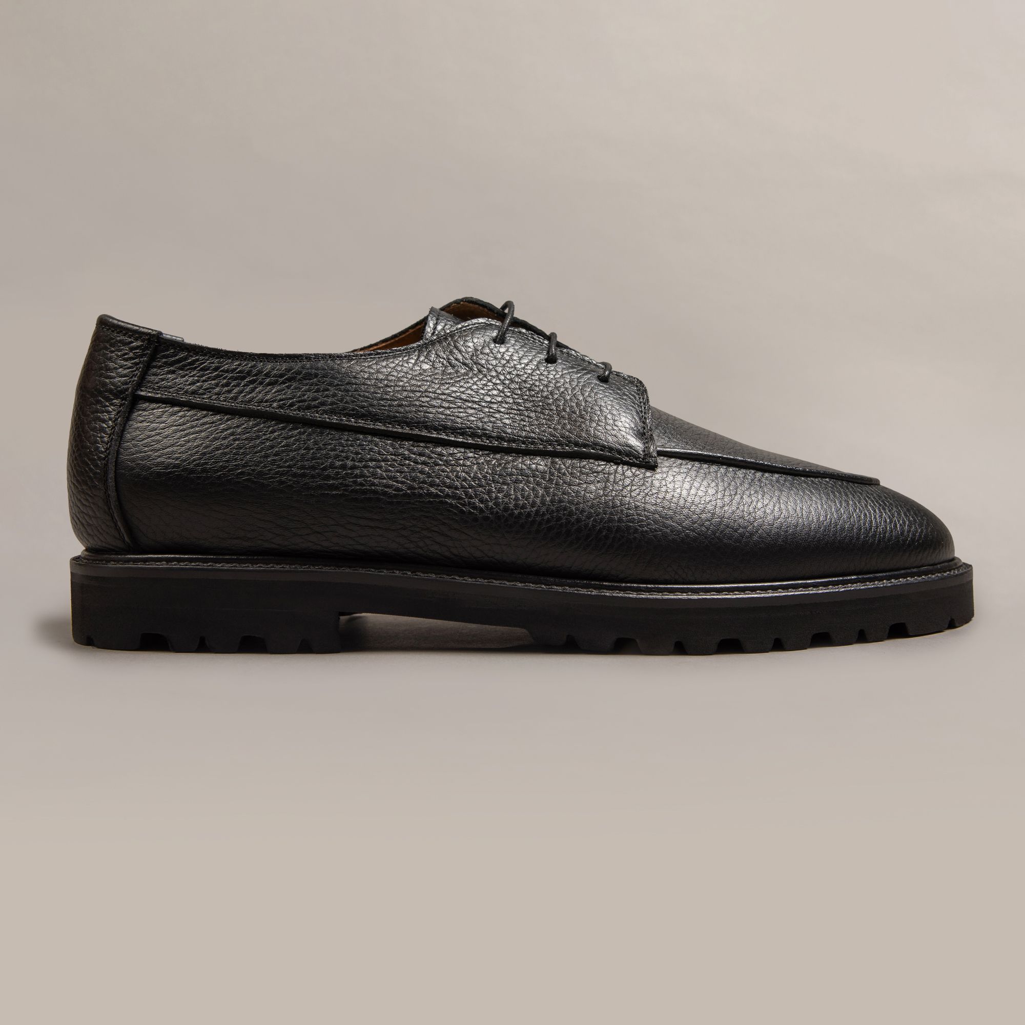 Scarpe derby nere in pelle di Elio Evan con tomaia a due occhielli e suola in gomma Vibram