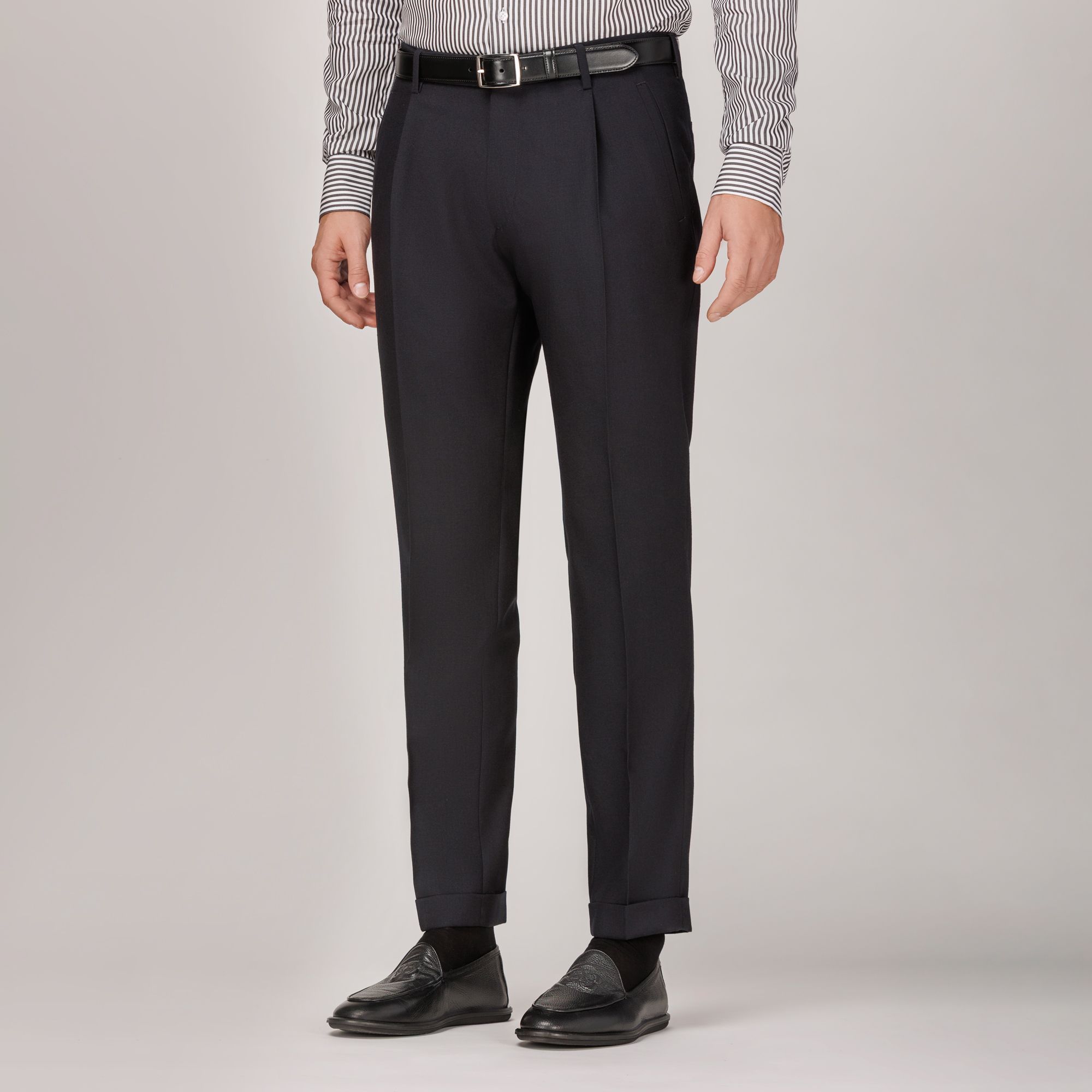 Pantaloni uomo Elio Evan nero in lana vergine crepe, modello Marnes 1P con pince singola.