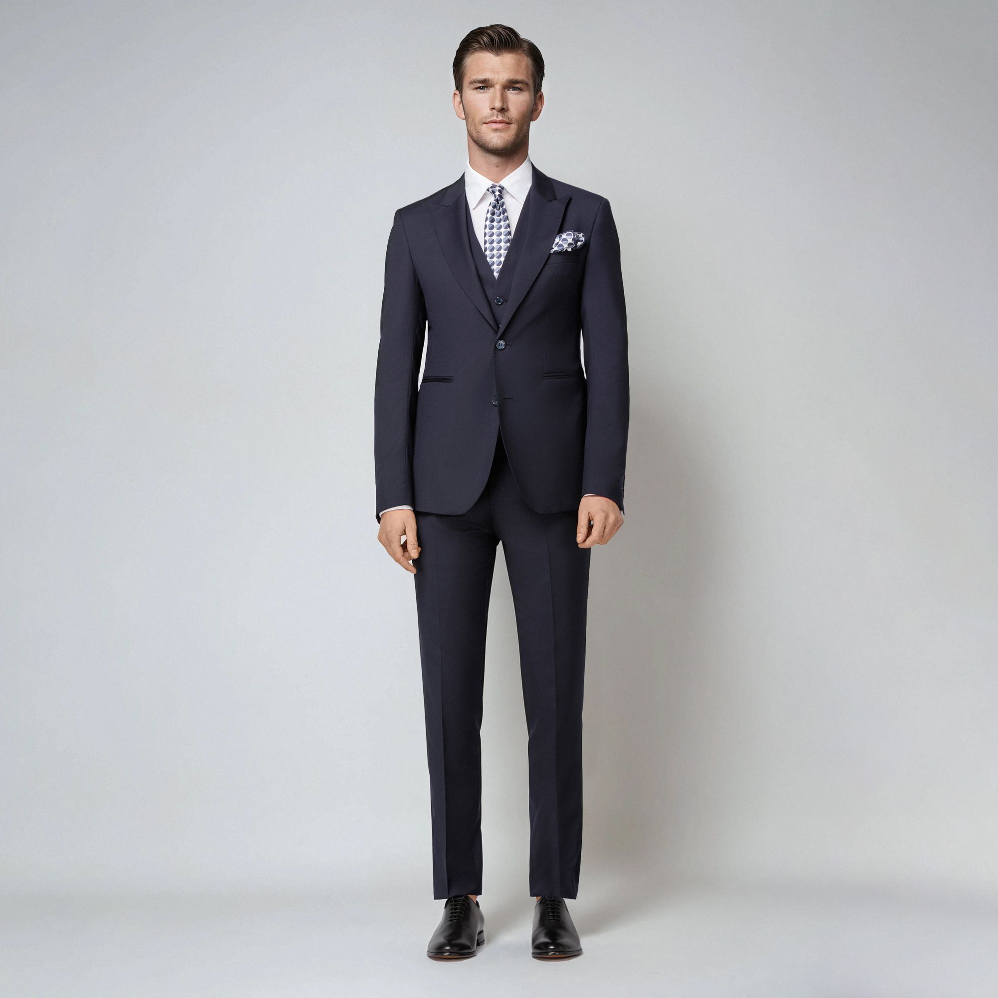 Completo da uomo blu navy Elio Evan in tre pezzi con simbolo dorato. Modello Bristol. Made in Italy.