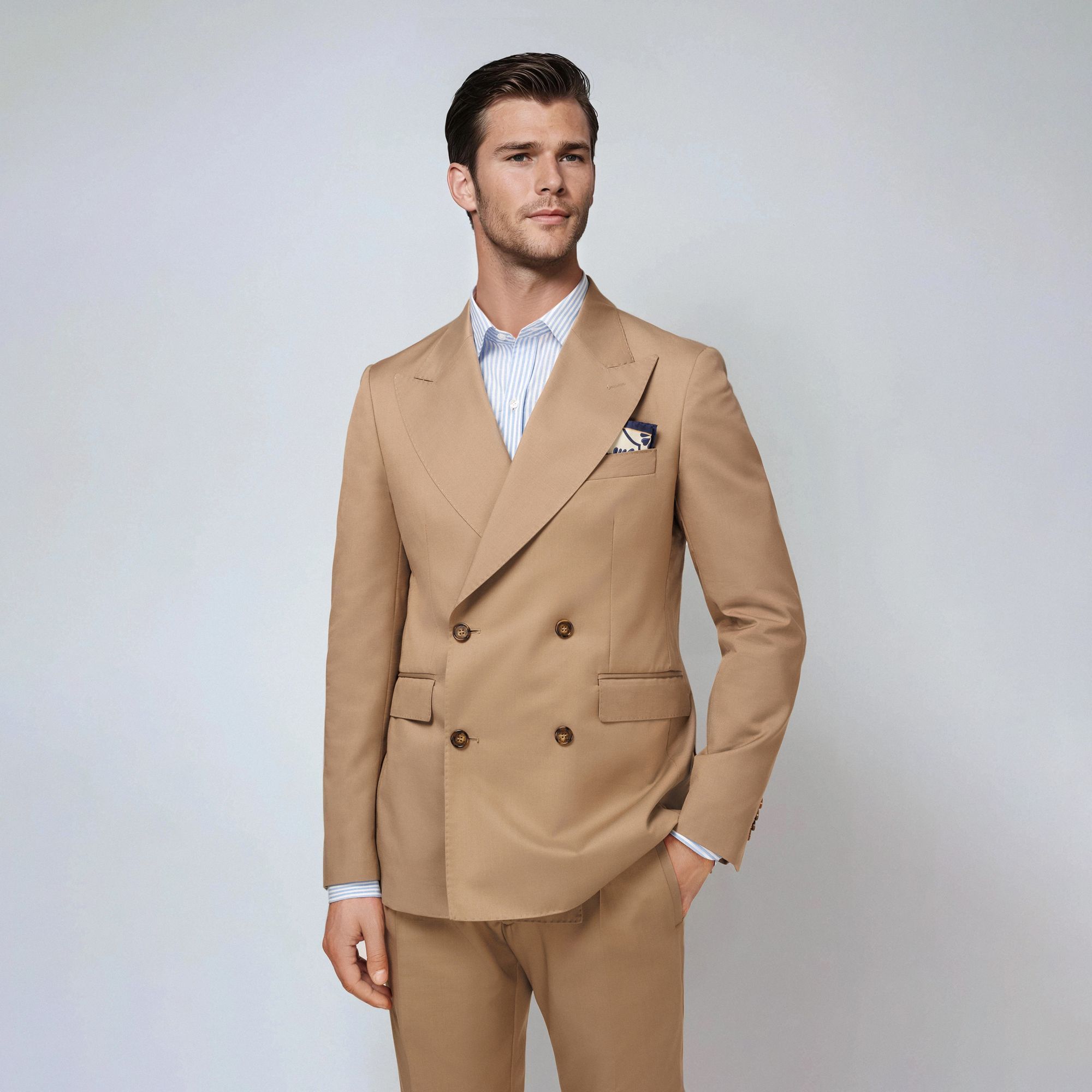 Look Uomo – Completo Doppiopetto Beige con Camicia a Righe e Mocassini